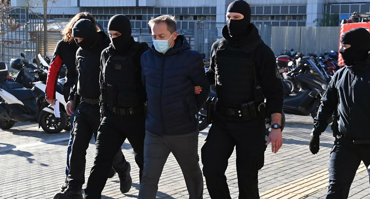 Έφτασε στο δικαστήριο ο Δημήτρης Λιγνάδης: Μεγάλη η κινητοποίηση της Αστυνομίας