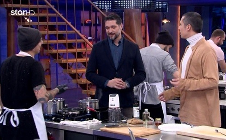 MasterChef: Ο Πάνος Ιωαννίδης έβαλε τα γέλια με το πουκάμισο του Σωτήρη Κοντιζά &#8211; «Η μάνα μου είχε ένα ίδιο»