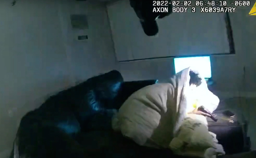 ΗΠΑ: Σοκαριστικό βίντεο από τη στιγμή που αστυνομικοί εκτελούν 22χρονο μαύρο σε έφοδο σε διαμέρισμα