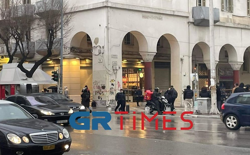 Κλειστή η Μητροπόλεως μετά από απειλή για βόμβα