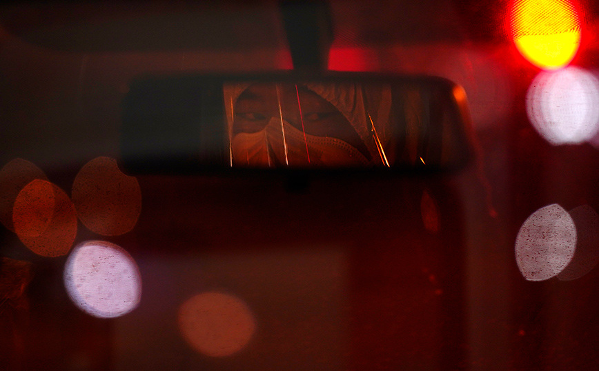 Άνδρας με μάσκα κοιτά μέσα από καθρέφτη Άνδρας με μάσκα κοιτά μέσα από καθρέφτη