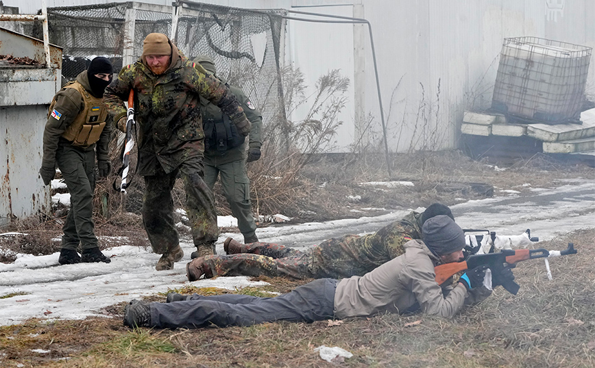 Ουκρανοί ετοιμάζονται για πόλεμο