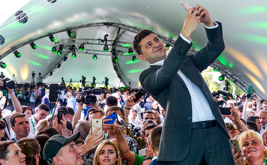 Ο Ουκρανός πρόεδρος Ζελένσκι βγάζει selfie Ο Ουκρανός πρόεδρος Ζελένσκι βγάζει selfie