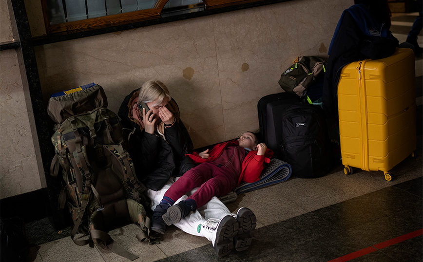 Εισβολή στην Ουκρανία: Κρατώντας βαλίτσες και τα παιδιά τους από το χέρι Ουκρανοί καταφεύγουν στην Πολωνία
