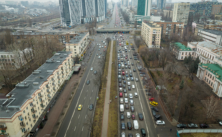 Ουρές χιλιομέτρων στους δρόμους καθώς οι πολίτες εγκαταλείπουν τα σπίτια τους Ουρές χιλιομέτρων στους δρόμους καθώς οι πολίτες εγκαταλείπουν τα σπίτια τους