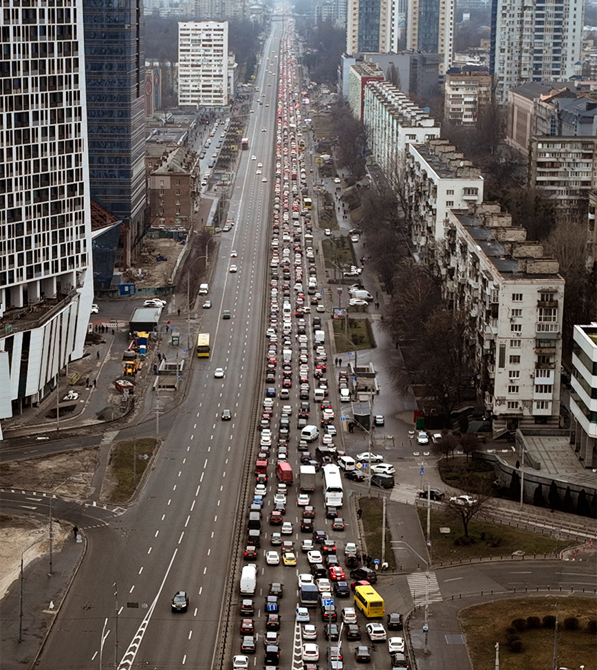 Ουρές χιλιομέτρων στους δρόμους καθώς οι πολίτες εγκαταλείπουν τα σπίτια τους Ουρές χιλιομέτρων στους δρόμους καθώς οι πολίτες εγκαταλείπουν τα σπίτια τους