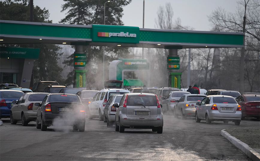 Ουρές χιλιομέτρων στους δρόμους καθώς οι πολίτες εγκαταλείπουν τα σπίτια τους