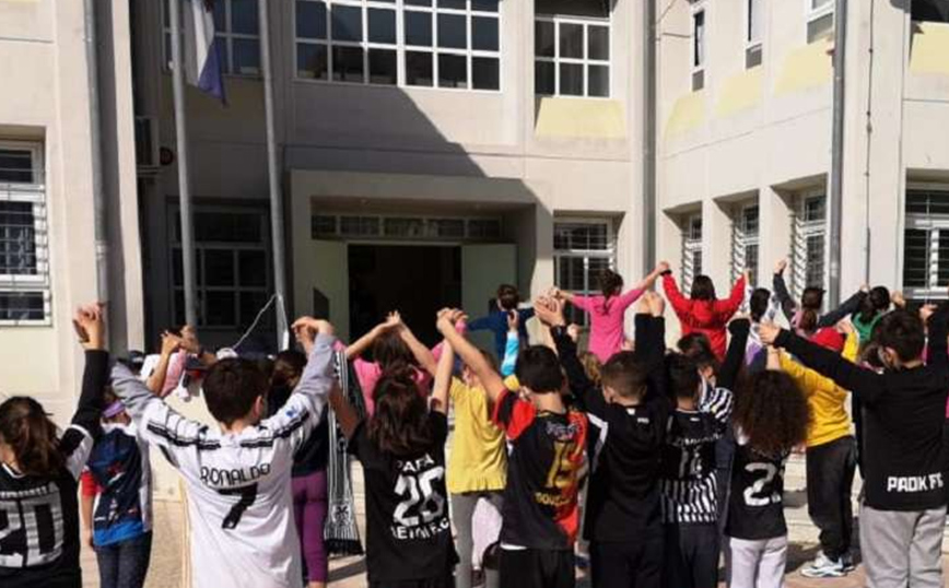 Οπαδική βία: Μαθητές φόρεσαν φανέλες της αγαπημένης τους ομάδας και έστειλαν το μήνυμά τους
