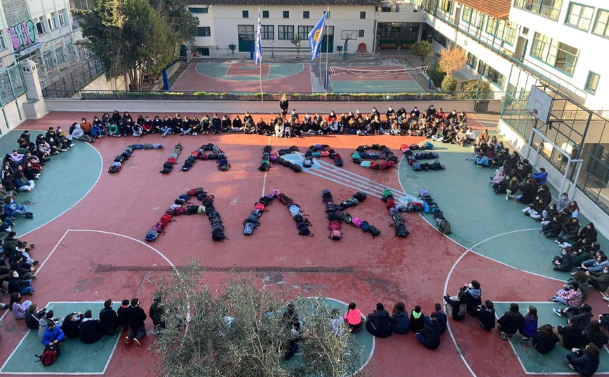 «Για κάθε Άλκη»: Το συγκινητικό μήνυμα μαθητών με τις τσάντες τους
