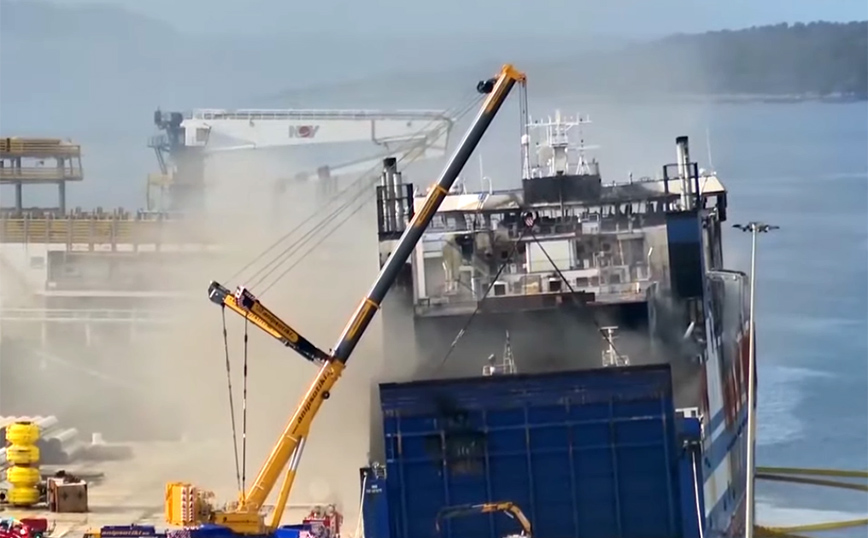 Euroferry Olympia: Ισχυρές δυνάμεις της προσπαθούν να σβήσουν τη φωτιά στο εσωτερικό του γκαράζ του πλοίου