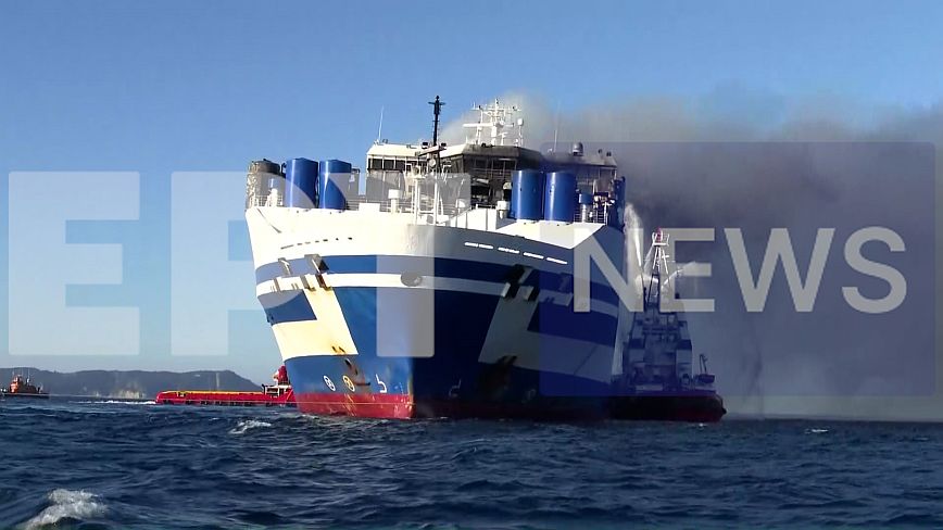 Euroferry Olympia: Ρυμουλκείται σε ασφαλές μέρος – Πάνω από 500 βαθμού Κελσίου η θερμοκρασία μέσα