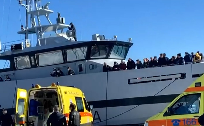 Φλεγόμενο πλοίο στην Κέρκυρα: «Χτενίζουμε την περιοχή 25 σκάφη για τυχόν αγνοούμενους» &#8211; Τι λέει ψαράς στο Newsbeast