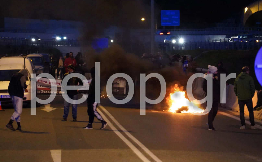 Οι αγρότες κλιμακώνουν τις κινητοποιήσεις: Άναψαν φωτιές στην Εθνική Οδό