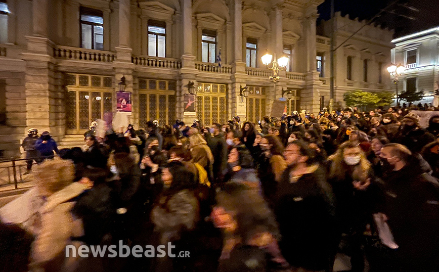 Πορεία από τα προπύλαια προς το εθνικό θέατρο Πορεία από τα προπύλαια προς το εθνικό θέατρο