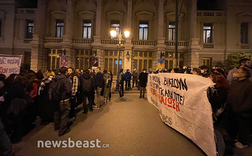 Πορεία από τα προπύλαια προς το εθνικό θέατρο Πορεία από τα προπύλαια προς το εθνικό θέατρο