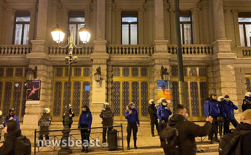 Πορεία από τα προπύλαια προς το εθνικό θέατρο Πορεία από τα προπύλαια προς το εθνικό θέατρο