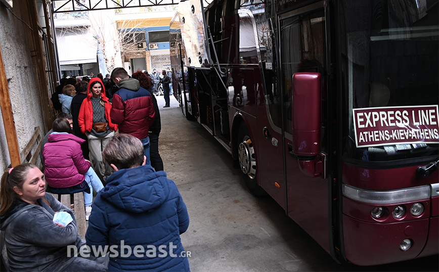 Ουκρανοί πολίτες επισττέφουν από την Ελλάδα στο Κίεβο