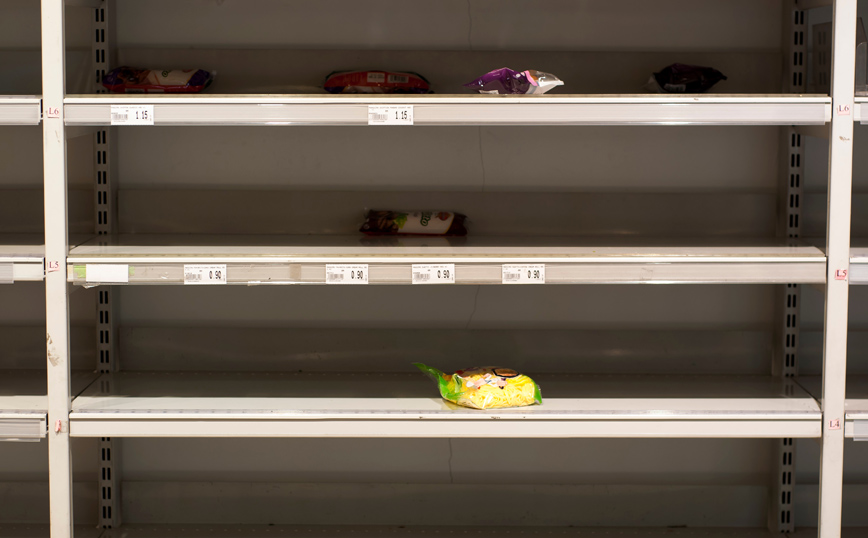 Άδεια ράφια στο σούπερ μάρκετ Άδεια ράφια στο σούπερ μάρκετ