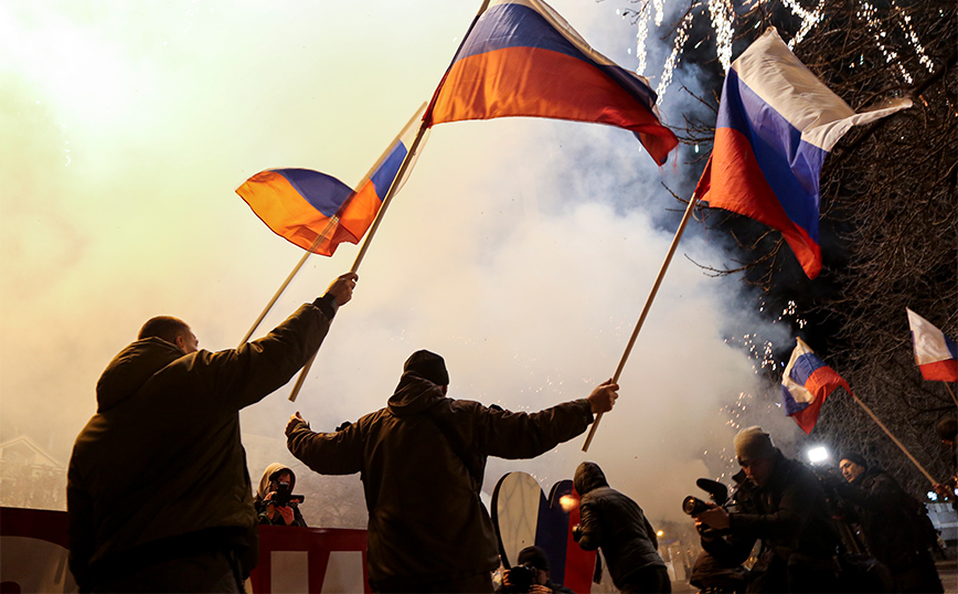 Φιλορώσοι πανηγυρίζουν μετά τις ανακοινώσεις Πούτιν Φιλορώσοι πανηγυρίζουν μετά τις ανακοινώσεις Πούτιν