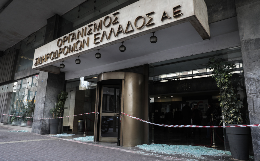 Επίθεση με βαριοπούλες στο Μέγαρο του ΟΣΕ