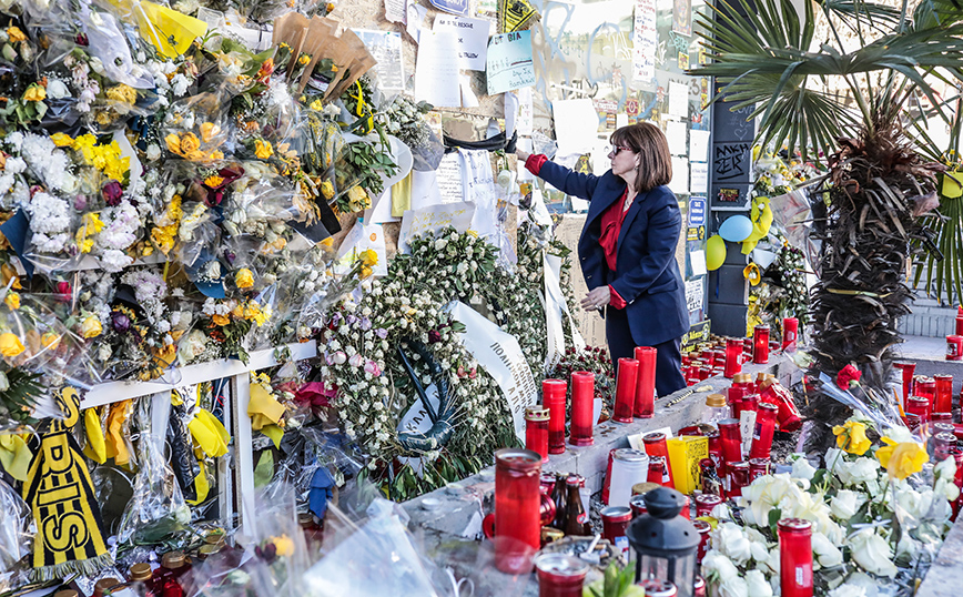 Ένα λουλούδι από την Κατερίνα Σακελλαροπούλου για τον Άλκη: Επισκέφτηκε στο σημείο όπου ο 19χρονος δολοφονήθηκε
