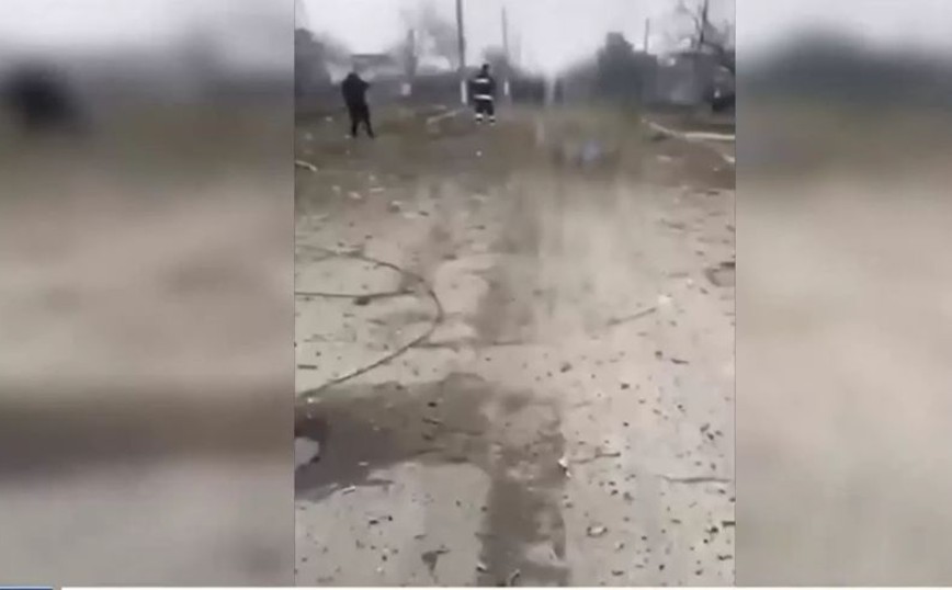 Πόλεμος στην Ουκρανία: Οι πρώτες εικόνες από το χωριό Σαρτανά που έχασαν τη ζωή τους Έλληνες ομογενείς από βομβαρδισμό