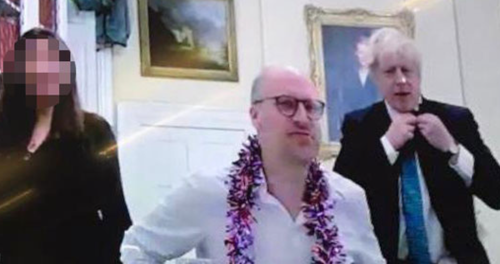 Μπόρις Τζόνσον: Νέα φωτογραφία από πάρτι που τον «καίει» – Σαμπάνια και υπάλληλος με γιρλάντα στο λαιμό