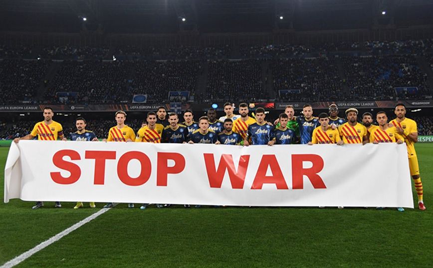 Ουκρανία: Παίκτες της Νάπολι και της Μπαρτσελόνα σήκωσαν πανό κατά του πολέμου αλλά η UEFA δεν το έδειξε