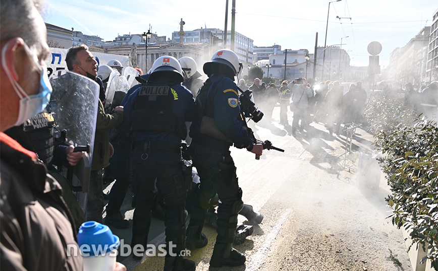 Ένταση στη συγκέντρωση της ΠΟΕ ΟΤΑ στην Πανεπιστημίου – Έγινε χρήση χημικών