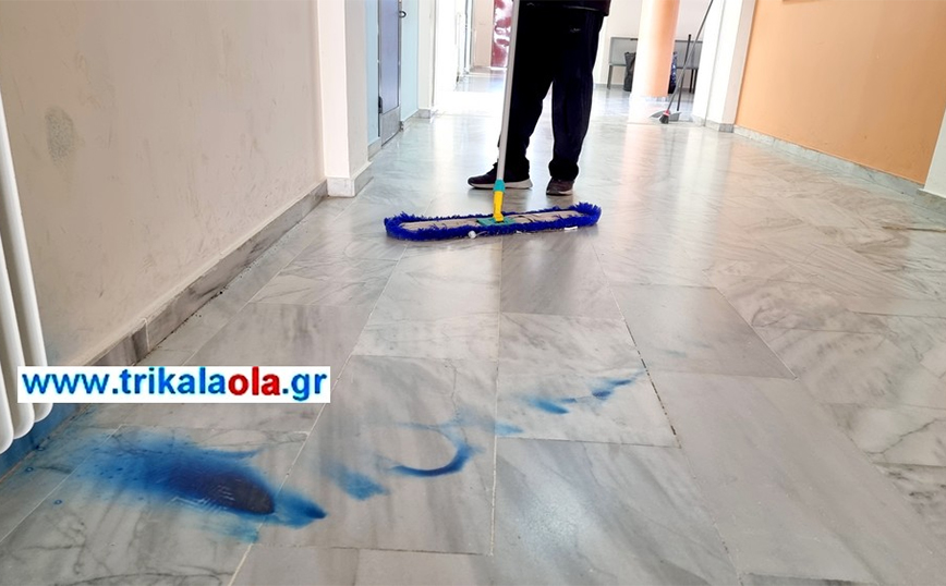 Τρίκαλα: Τα καπνογόνα που έριξαν μέσα στο σχολείο – μαθητές στο Νοσοκομείο Τρίκαλα: Τα καπνογόνα που έριξαν μέσα στο σχολείο – μαθητές στο Νοσοκομείο