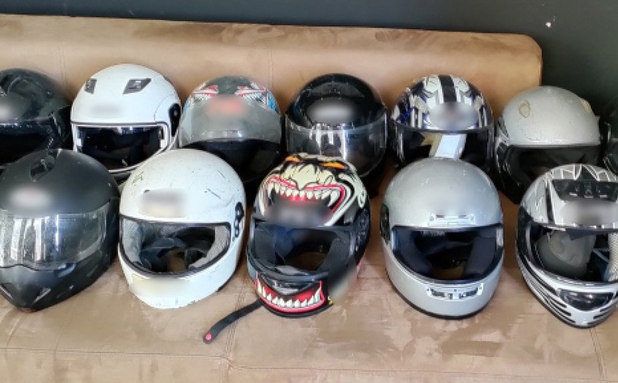 Τι βρήκε η ΕΛ.ΑΣ. σε 4 συνδέσμους οπαδών: Τσεκούρι, μαχαίρι, κοντάρια και φωτοβολίδες Τι βρήκε η ΕΛ.ΑΣ. σε 4 συνδέσμους οπαδών: Τσεκούρι, μαχαίρι, κοντάρια και φωτοβολίδες