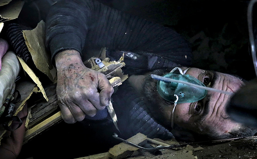 Άνδρας δέχεται τις πρώτες βοήθειες Άνδρας δέχεται τις πρώτες βοήθειες