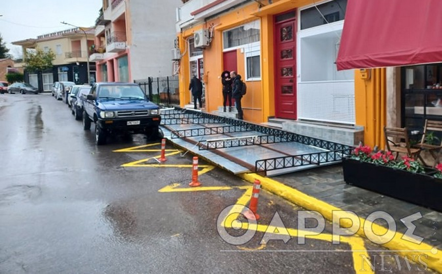 Κατέρρευσε στέγαστρο στην Καλαμάτα - Δύο τραυματίες Κατέρρευσε στέγαστρο στην Καλαμάτα - Δύο τραυματίες