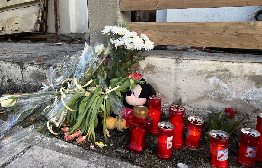 Λευκά λουλούδια και κεριά έξω από το σπίτι όπου βρήκαν τραγικό θάνατο η μητέρα με τα δυο της παιδιά