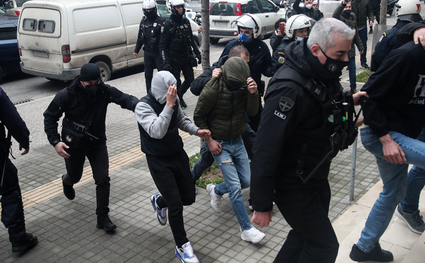 Δολοφονία 19χρονου Άλκη: Προθεσμία να απολογηθούν για τους οκτώ συλληφθέντες – Στην ανακρίτρια ο 23χρονος