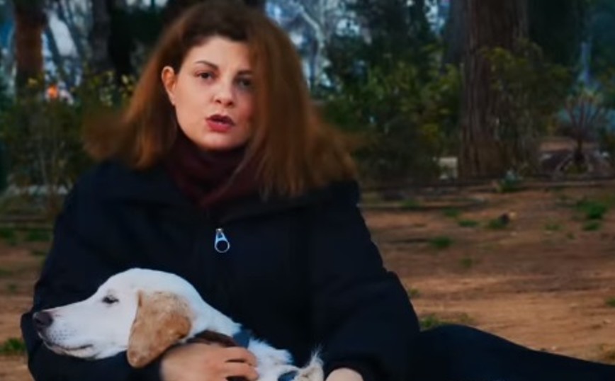 Τάνια Τρύπη: Αγκαλιά με την Αγάπη, τον σκύλο που κακοποιήθηκε σεξουαλικά &#8211; «Μη φοβάστε να καταγγείλετε τέτοια περιστατικά»