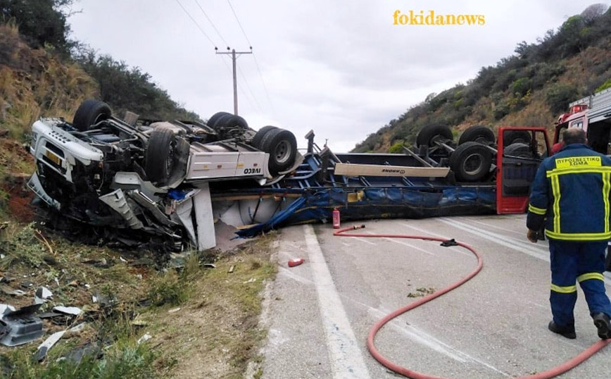 Σοβαρό τροχαίο στο Γαλαξίδι: Εικόνες-σοκ με νταλίκα που αναποδογύρισε στην Εθνική Οδό