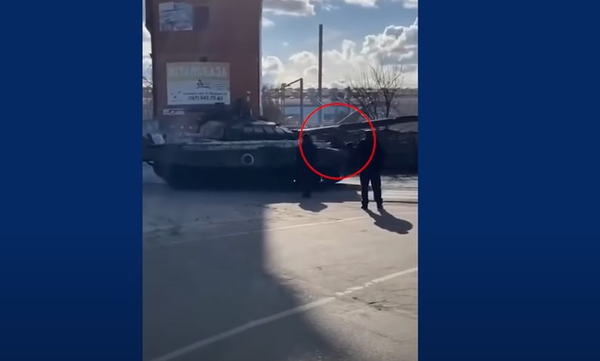 Shocking video: Ukrainians trying to stop tanks with their bodies