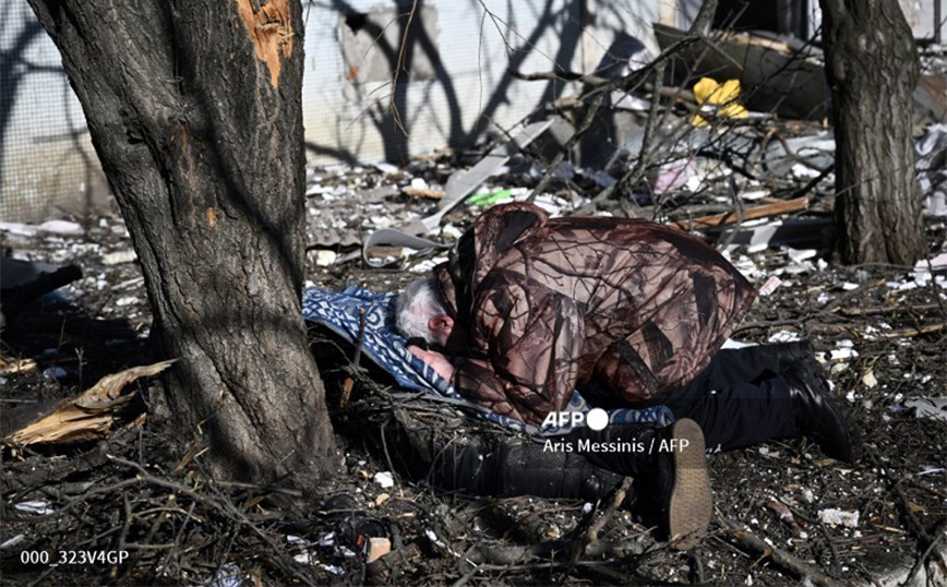 Εισβολή στην Ουκρανία: Άνδρας κλαίει πάνω από το πτώμα συγγενή του – Ανατριχιαστική φωτογραφία