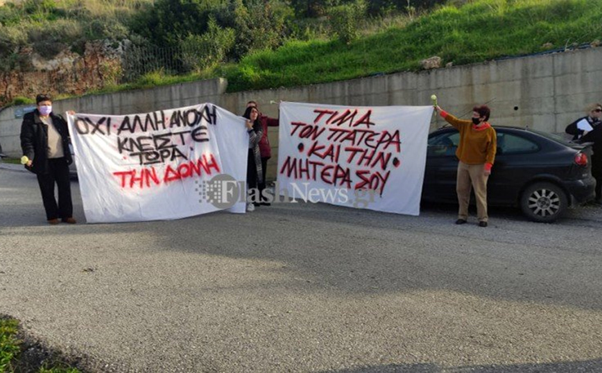 Με φωτογραφίες των συγγενών τους η διαμαρτυρία έξω από τον οίκο ευγηρίας στα Χανιά