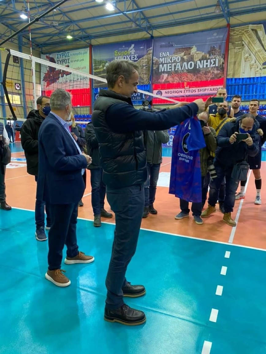 Ο Κυριάκος Μητσοτάκης στην προπόνηση του Φοίνικα Σύρου Ο Κυριάκος Μητσοτάκης στην προπόνηση του Φοίνικα Σύρου