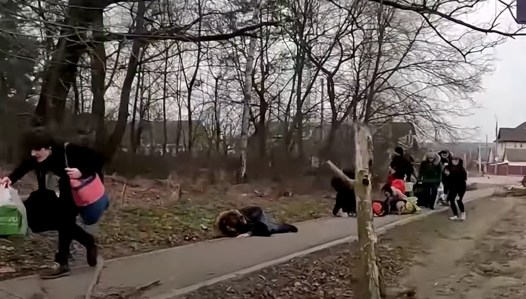 Πόλεμος στην Ουκρανία: Συγκλονιστικό βίντεο με αμάχους να τρέχουν να σωθούν από τους ισχυρούς βομβαρδισμούς