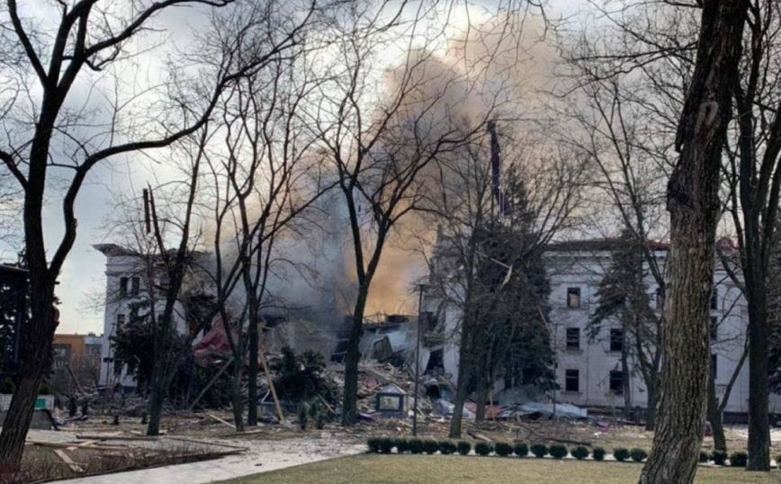 Πόλεμος στην Ουκρανία: Τουλάχιστον 300 νεκροί στο θέατρο στη Μαριούπολη που βομβαρδίστηκε