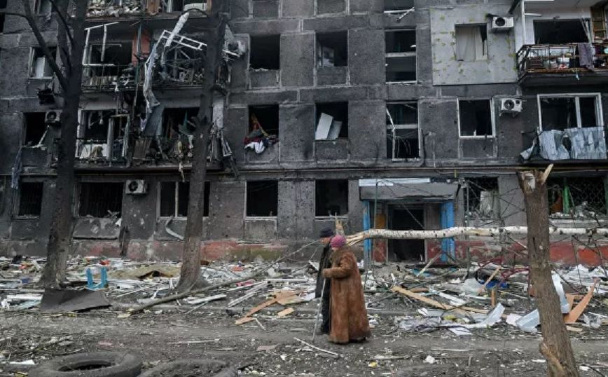 Πόλεμος στην Ουκρανία: Πτώματα και κατεστραμμένα κτίρια συνθέτουν το σκηνικό χάους στην πολύπαθη Μαριούπολη