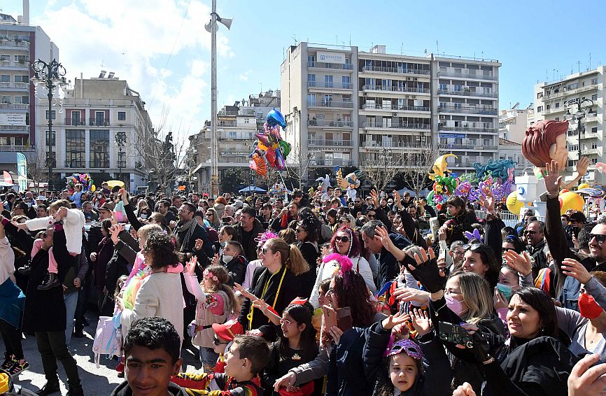 Πάτρα: Γέμισε το κέντρο της πόλης από καρναβαλιστές – Δείτε φωτογραφίες
