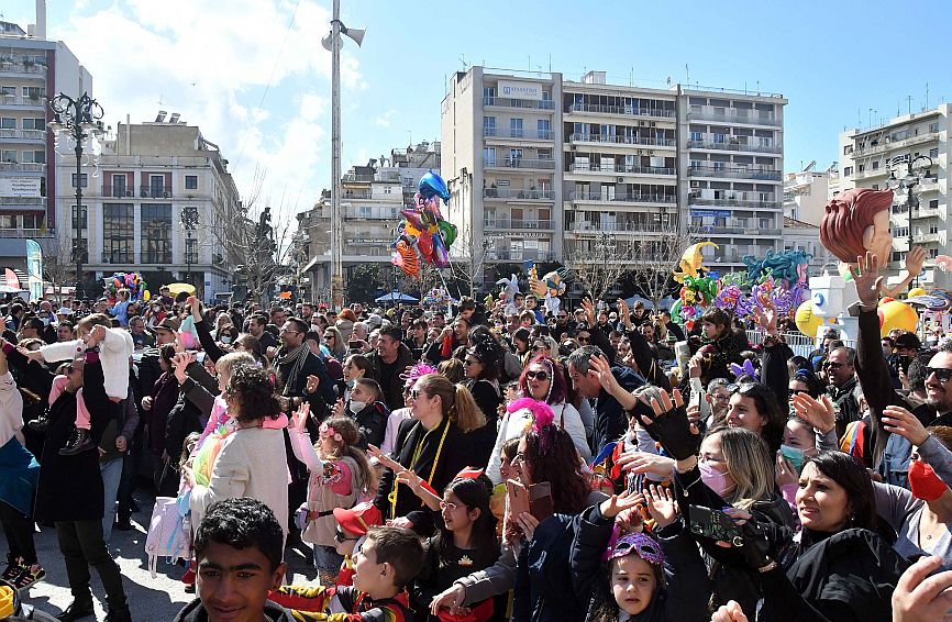 Πάτρα: Γέμισε το κέντρο της πόλης από καρναβαλιστές &#8211; Δείτε φωτογραφίες