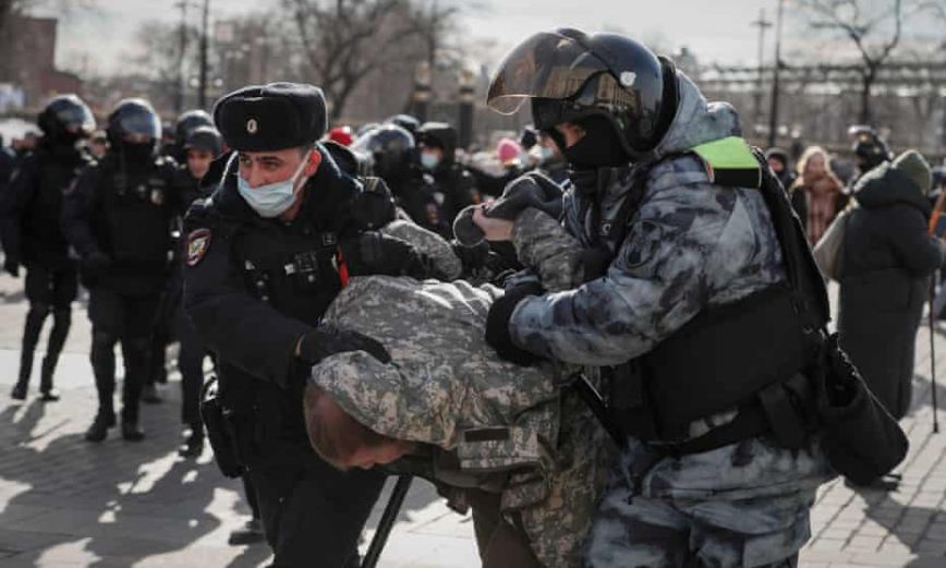 Ρωσία: Τουλάχιστον 5.000 πολίτες συνελήφθησαν για συμμετοχή σε διαδηλώσεις κατά του πολέμου στην Ουκρανία