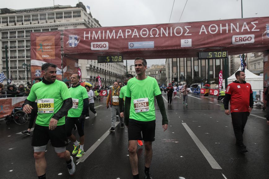 Ο Μπακογιάννης στον Hμιμαραθώνιο με τα φοβερά παιδιά του