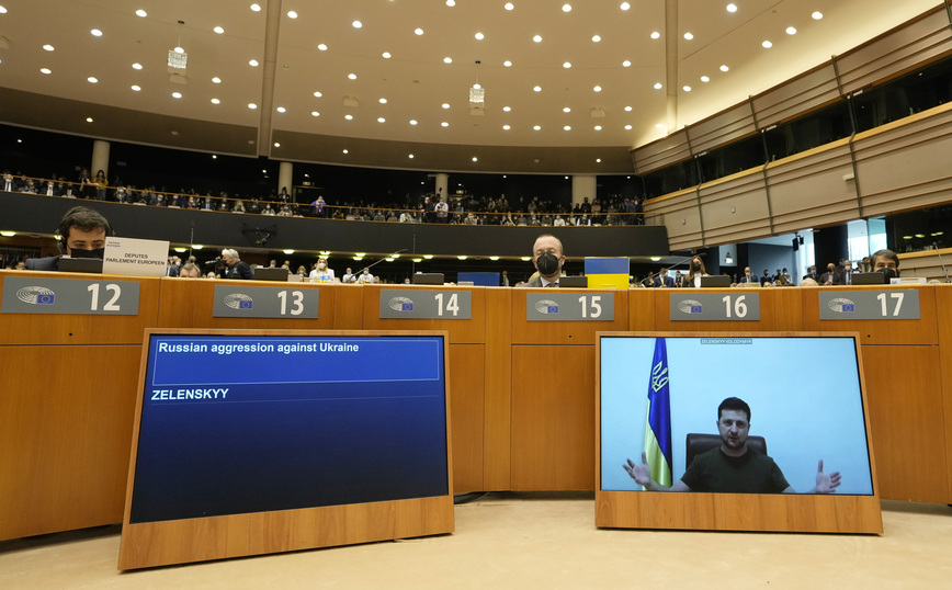 Πόλεμος στην Ουκρανία: Η στιγμή που ο διερμηνέας λυγίζει ενώ μετέφραζε την ομιλία του Ζελένσκι