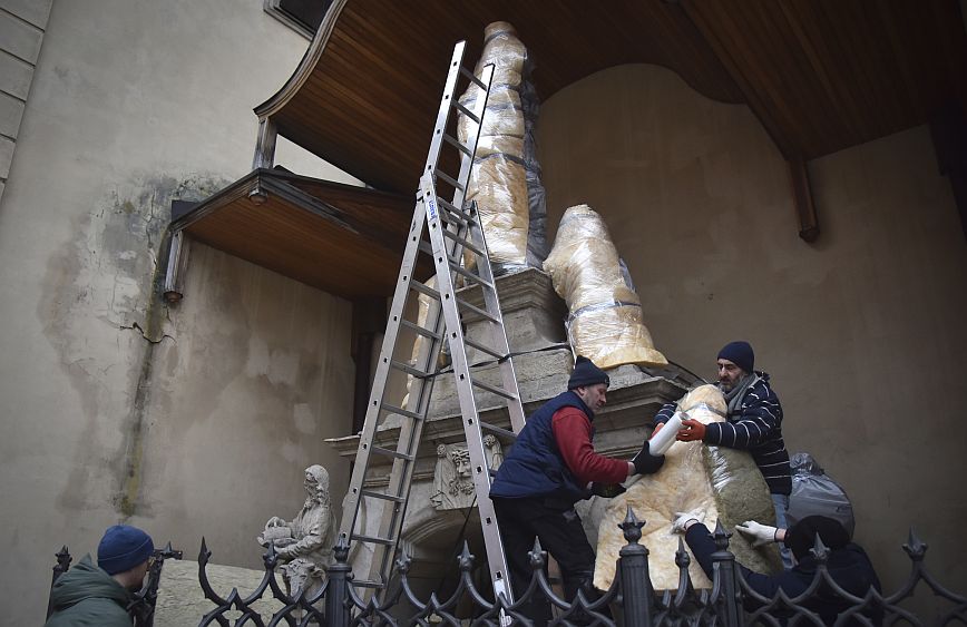 Πόλεμος στην Ουκρανία: Κάτοικοι της πόλης Λβιβ σώζουν αγάλματα &#8211; Δείτε φωτογραφίες